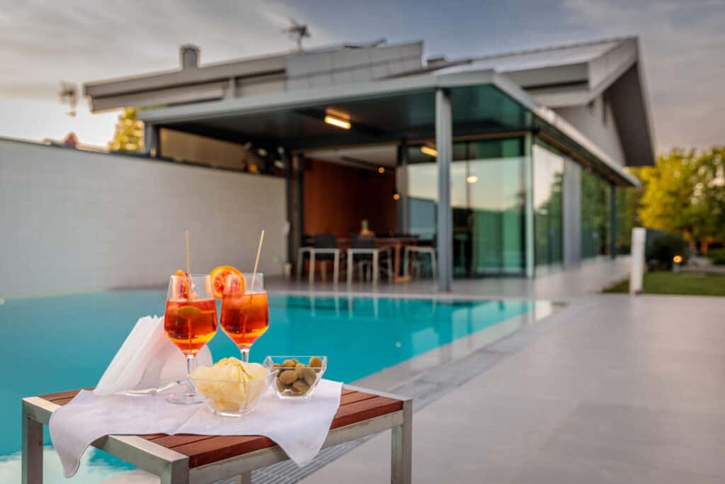 aperitivo in piscina Villa Rubin, villa con piscina, villa di lusso